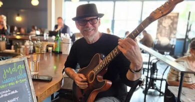 Live music in Bothell Washington at The Cottage on Friday and Saturday Nights